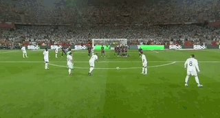 风雨无阻穆勒冒着大雨坚持运动——打高尔夫