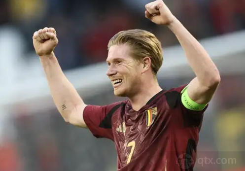 详解棒球规则中的“观众干预”判定当球迷在界外区直接抢夺活球